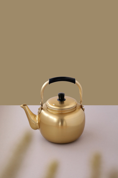 ALSAIF Korea Teapot, durable and elegant, ideal for serving tea and other teas. 2 Liter Gold color.