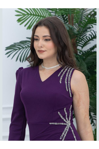 Nice Model فستان كريب متوسط ​​الطول أنيق بأكمام واحدة وتفاصيل خصر شعاعي - ملابس حفلات كوكتيل راقية