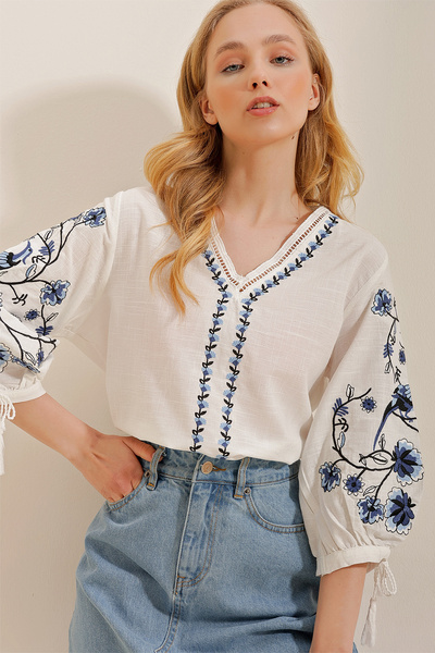 VAGGON Γυναικεία λευκή λινή μπλούζα με λαιμόκοψη σε σχήμα V με κεντημένο μανίκι καρπούζι Prmx10198