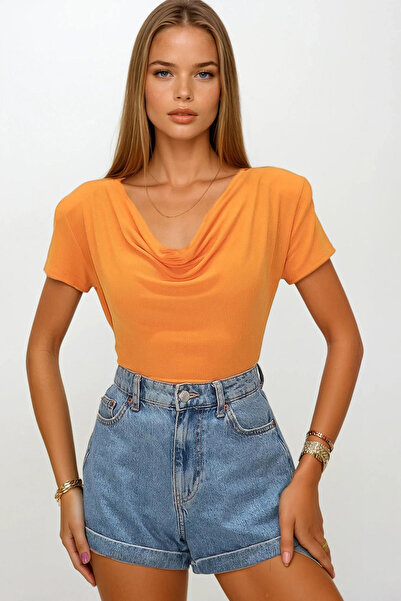 VAGGON ALAÇATI STİLİ Kadın Turuncu Degaje Yaka Dökümlü Vatkalı Örme Bluz Vs00191
