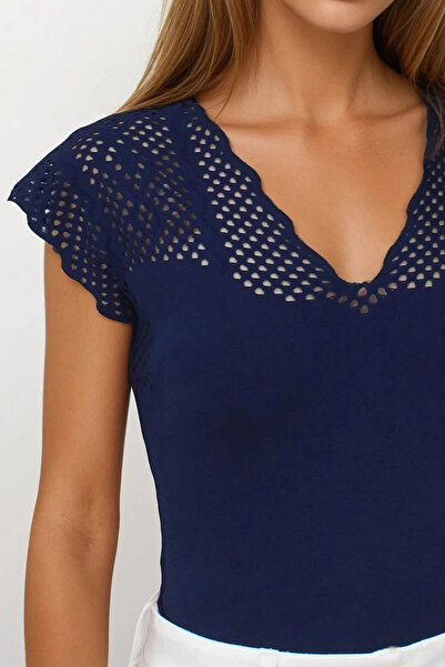 VAGGON Γυναικεία μπλούζα πλεκτή σε μπλε ναυτικό με λαιμόκοψη σε σχήμα V μπροστά και πίσω δαντελωτή πλέξη ελαφρύ Vs00265