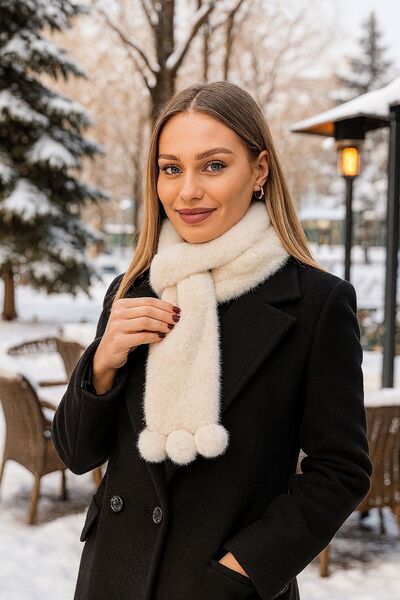 Axesoire 14696 Плюшевий бежевий шарф з помпонами на кінцях