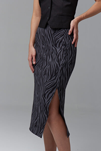 Moije تنورة متوسطة الطول بفتحة أنثراسايت سوداء منقوشة بنقشة الحمار الوحشي للس...