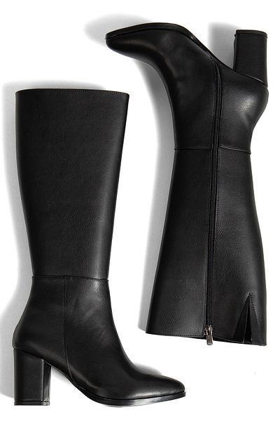 moun shoes Women's Black Zippered Below the Knee Heeled Boots (Stretch up to 2 cm Available)