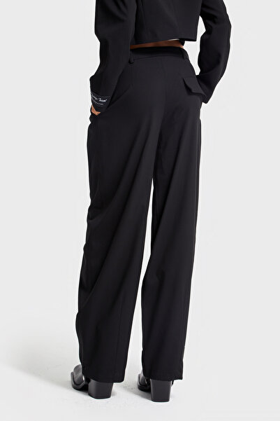 its basic Pantaloni de damă de culoare neagră, cu accesorii, cu croiala largi, din țesătură, cu design special