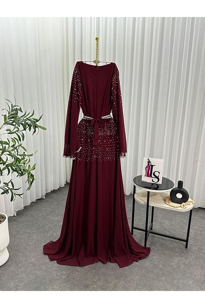 Diva style A distinctive and elegant evening dress, chiffon, georgette, and hand embroidery.