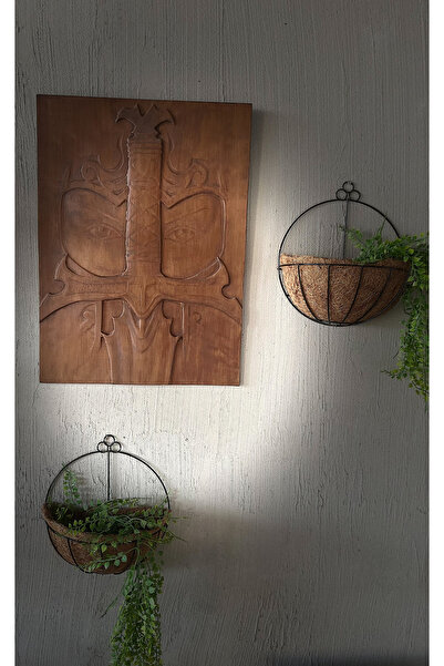 Store Gölgelerin Nöbetçisi – Ahşap Oyma Duvar Tablosu | Savaşçı Gözler ve Kılıç Motifli Dekor | Rustik