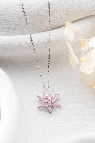 SAKLI TAKI 925 Ayar Gümüş Işıklı Kutu Pembe Taşlı Buzlu Lotus Kolye