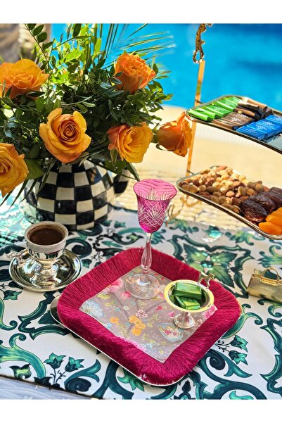 Merve Kaymakcı مناديل كوكتيل بيج بنقشة الزهور مع شراشيب فوشيا