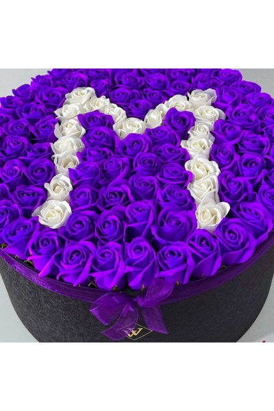 velve Aranjament floral personalizat cu litera, cutie rotunda neagra cu 101 trandafiri de sapun, Litera M