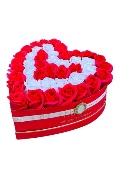 velve Aranjament floral L’amour en Rose in cutie inima cu 59 trandafiri sapun...