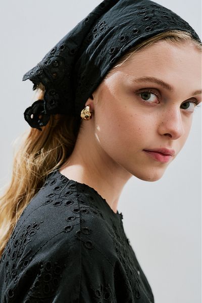 Manuka Brode Scarf Black