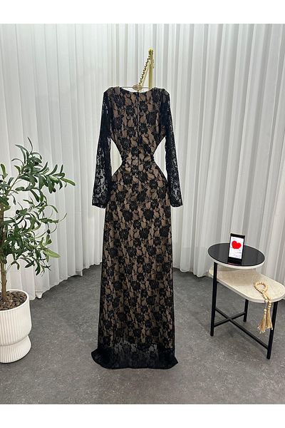 Diva style A distinctive and elegant evening dress, lined with stretch crepe lace.