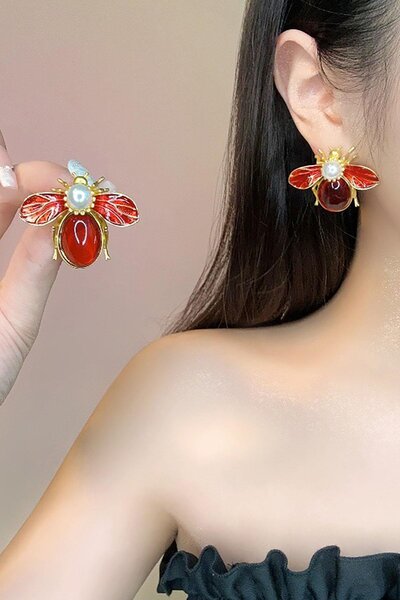 TAKIŞTIR Altın Ve Kırmızı Renk Arı Figürlü Küpe (Çift)