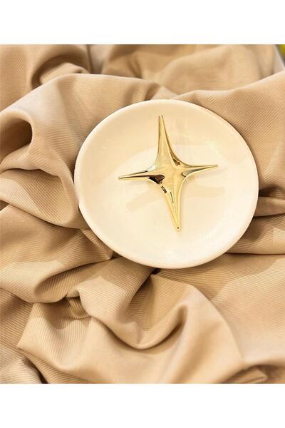 MU&ME BOUTİQUE بروش ييلز موديل ذهبي اللون