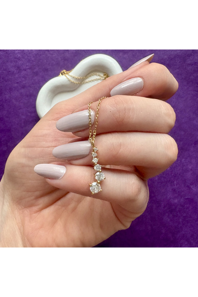 Eva Grace Colier argint Nadia, placat cu aur 24K, cu pandantiv lung cu zirconiu