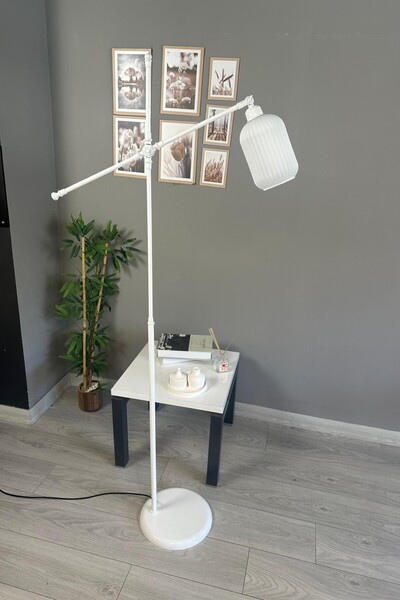 Bamyum Wingmn Beyaz Cam Lambader Makas Gövde Modern Metal Oturma Odası Zemin Lambası