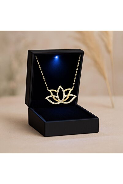 İNDİGO TAKI Işıklı Kutuda Taşlı Lotus Çiçeği Altın Kaplama Gümüş Kolye