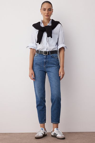 Trendyol Collection Modré High Bel Mom Jeans TWOSS23JE00085