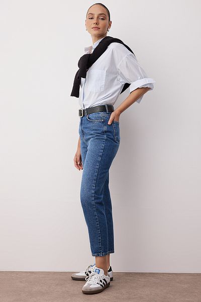 Trendyol Collection Modré High Bel Mom Jeans TWOSS23JE00085