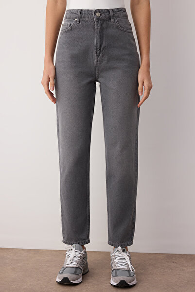 Trendyol Collection Šedé Mom Jeans s vysokým pasem TWOAW24JE00076