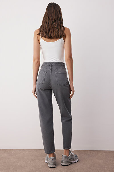 Trendyol Collection Šedé Mom Jeans s vysokým pasem TWOAW24JE00076