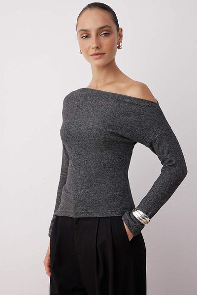Trendyol Collection Anthrazitfarbene, asymmetrische Kragenbluse mit normaler/formeller Passform, weiche Strickbluse TWOAW26BZ00032