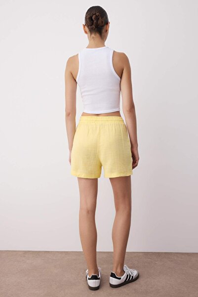 Trendyol Collection Žluté mušelínové šortky s vysokým pasem a elastickým pasem City Boy Shorts & Bermuda TWOSS25SR00233