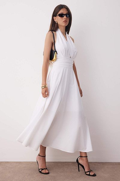 Trendyol Collection Бяла рокля от поплин с дълбоко деколте и яка халтер TWOSS25EL00890
