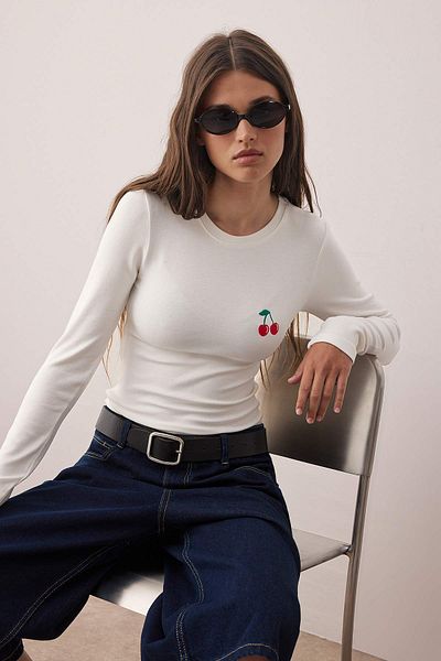 Trendyol Collection Ecru Fitted/Body Fitting Cherry Embroidery Long Sleeve Soft Fabric Stretch Knitted Blouse Twoaw26Bz00120