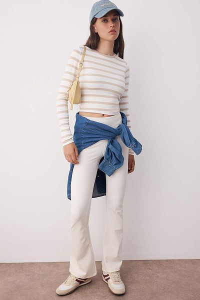 Trendyol Collection Stone-Ecru ριγέ Premium ιξώδες μαλακό ύφασμα εφαρμοστή Crop εύκαμπτη πλεκτή μπλούζα TWOAW24BZ00048