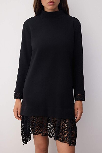 Trendyol Collection Černé šaty s vysokým límcem ve stylu Shift/rovný střih, dlouhý rukáv, krajkový detail, mini pletené, TWOAW26EL00095