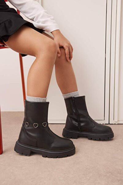 TRENDYOL SHOES Velké dívčí dětské boty na zip s černou srdíčkovou přezkou 
 TAKAW26BO00012