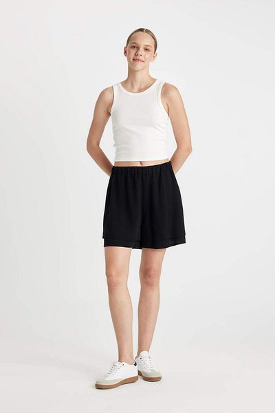 DeFacto Schwarze Shorts mit normaler Passform, normaler Taille und kurzen Beinen aus Leinenmischung D3989AX24HS