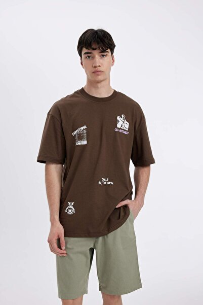 DeFacto Comfort Regular Fit Άνετη εφαρμογή Crew Neck με εμπριμέ κοντομάνικο μπλουζάκι C5753AX24HS