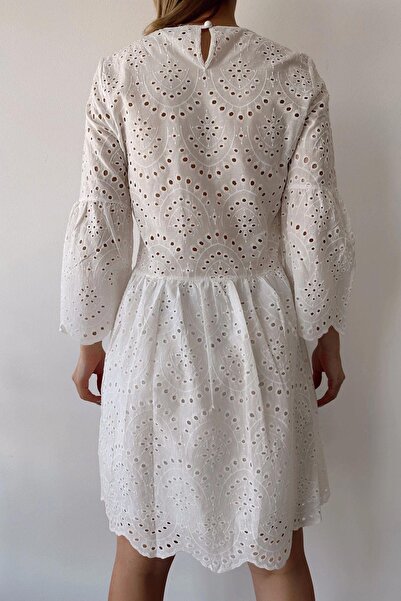 NEW LAVİVA Γυναικείο λευκό μανίκι τριών τετάρτων, στρογγυλή λαιμόκοψη, μοτίβο δαντέλας/γκιπούρ, στενή εφαρμογή/κόψιμο, μίντι φόρεμα με φιστό