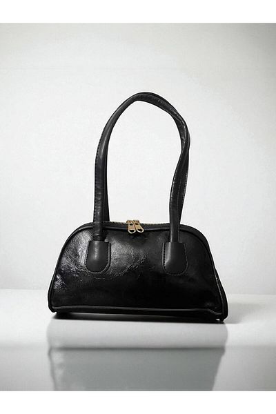 CELESTIAL COLLECTION Cuore Black Stylish Designed Gold Zippered Elegant Bag (En 25 - Boy 14 - Aski 20)
