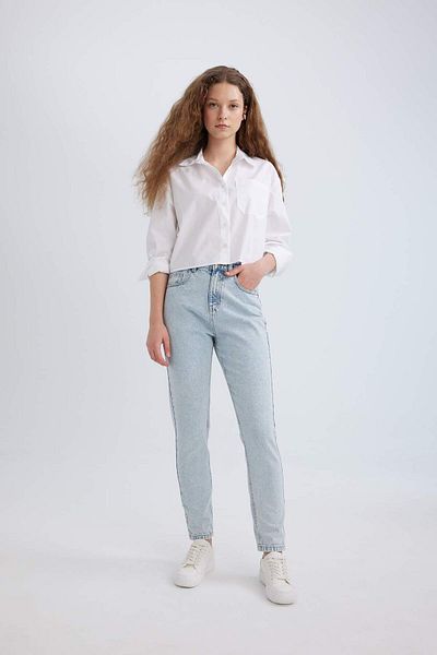 DeFacto Mom Fit Wysoki stan Wygodny krój Lekko zwężane nogawki Długość do kostek Dżinsowe spodnie z praniem C2398AX24SP