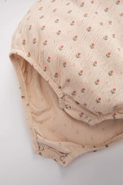DeFacto Kız Bebek Yeni Doğan Düğmeli Yaka Çiçekli Krinkıl Kumaş Uzun Kollu Çıtçıtlı Body B9477A524SP