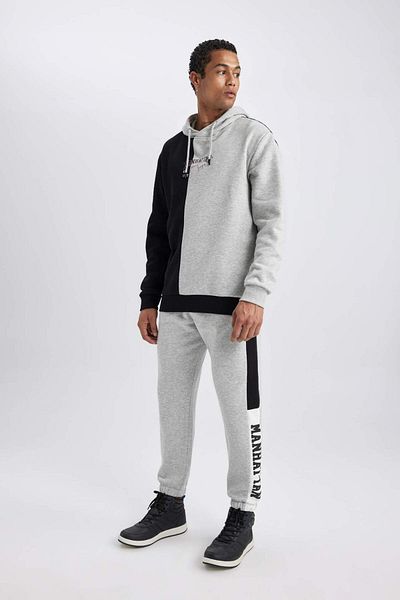 DeFacto Tepláky DeFactoFit Jogger Standard Fit s dvojitými kapsami s potiskem na elastické nohavice B4488AX24SP