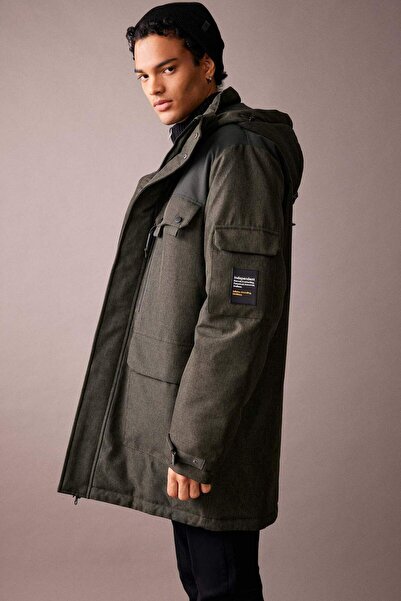 DeFacto Vodoodpudivý kabát s kapucí a dvojitým kapsou na zip Parka A2901AX23WN