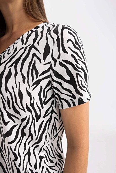 DeFacto Regular Fit V nyakú zebra mintás rövid ujjú póló Z6456AZ23SP