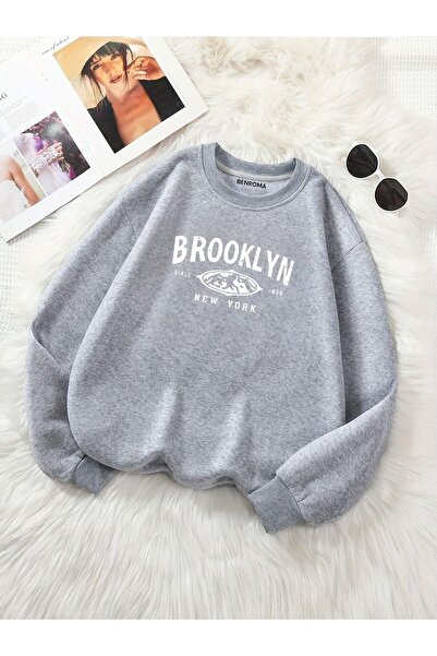 DM DOLCE MORE سترة رياضية فضفاضة للجنسين بياقة دائرية مطبوعة بنقش بروكلين من ...