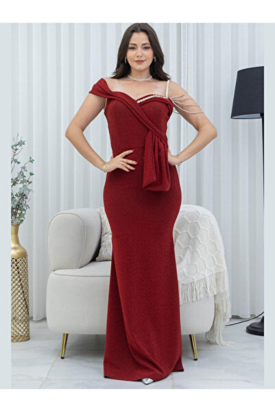 Nice Model Burgundy off-the-shoulder evening dress with a gold chain - formal...