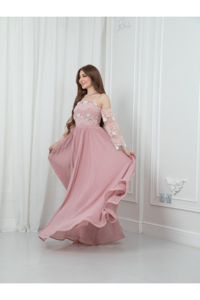 Nice Model فستان وردي أنيق مكشوف الأكتاف بأكمام مطرزة وتنورة من التول المطوي - فستان رسمي للحفلات الراقصة