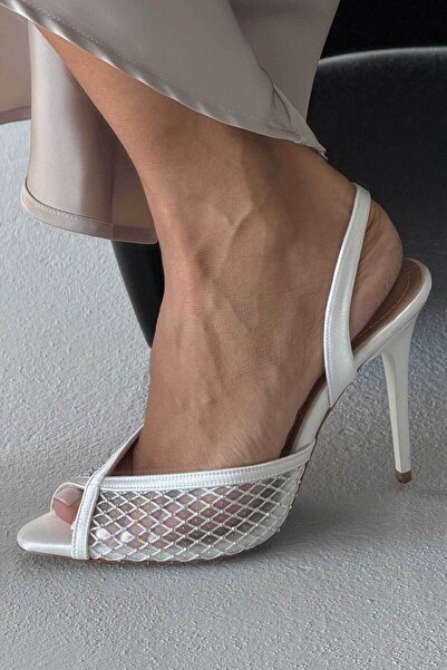 AYAKKABI PRENSİ Detailní bílé saténové boty na podpatku Arlo Stone 10 cm