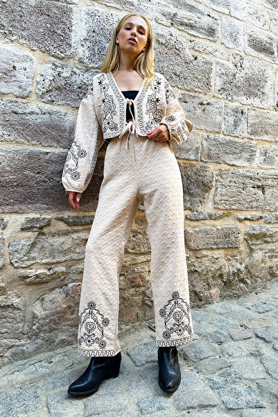 VAGGON Women's Cream Front Tie Ethnic Embroidered Textured Jacket and Pants Two-Piece Set Prmx12722