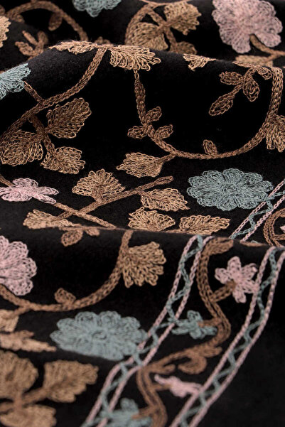 Bursa İpek Siyah Nakışlı Kışlık Şal