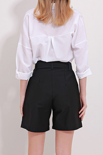 VAGGON Women's Black Double Pocketed Gabardine Shorts with Belt Prmx11501