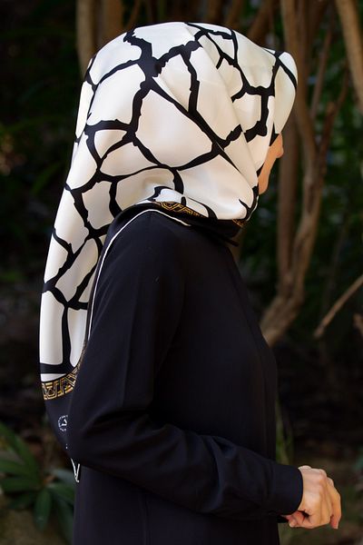Vissona Cream Black Stone Pattern 100% Twill - 90X90 Scarf Planting Shape: Hand Stitched